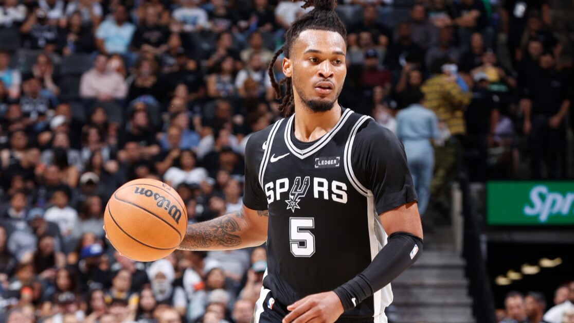 Spurs’ Castle (căng cơ gấp hông) sẽ nghỉ 2-3 tuầnTân binh trị vì của năm đang ghi trung bình 17,3 điểm, 7,5 kiến tạo và 5,8 rebounds trong mùa giải này.