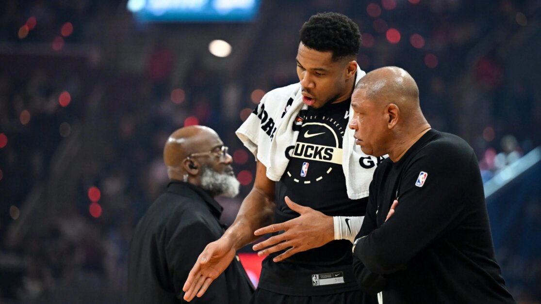 Giannis bị loại so với Cavs do căng cơ háng tráiTrước khi ra quân ở hiệp 2, Giannis Antetokounmpo ghi 14 điểm (6-10 FG), thêm 5 rebound và 4 kiến tạo trước Cleveland.