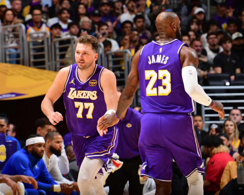 The Athletic: LeBron James nói rằng anh ấy cần phải hòa nhập với Luka Dončić khi phản ứng hóa học của bộ đôi ngày càng phát triển