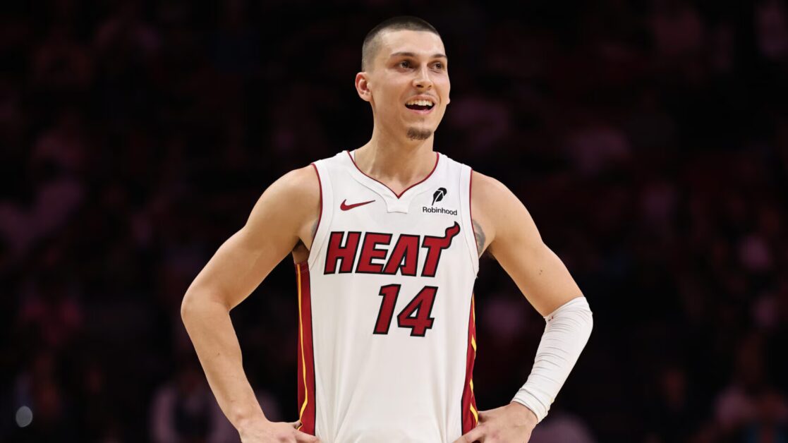 Herro (ngón chân) trở lại sau 11 trận vắng mặtNgười gác đền All-Star đã phải ngồi ngoài kể từ ngày 9 tháng 12 vì chấn thương ngón chân phải.