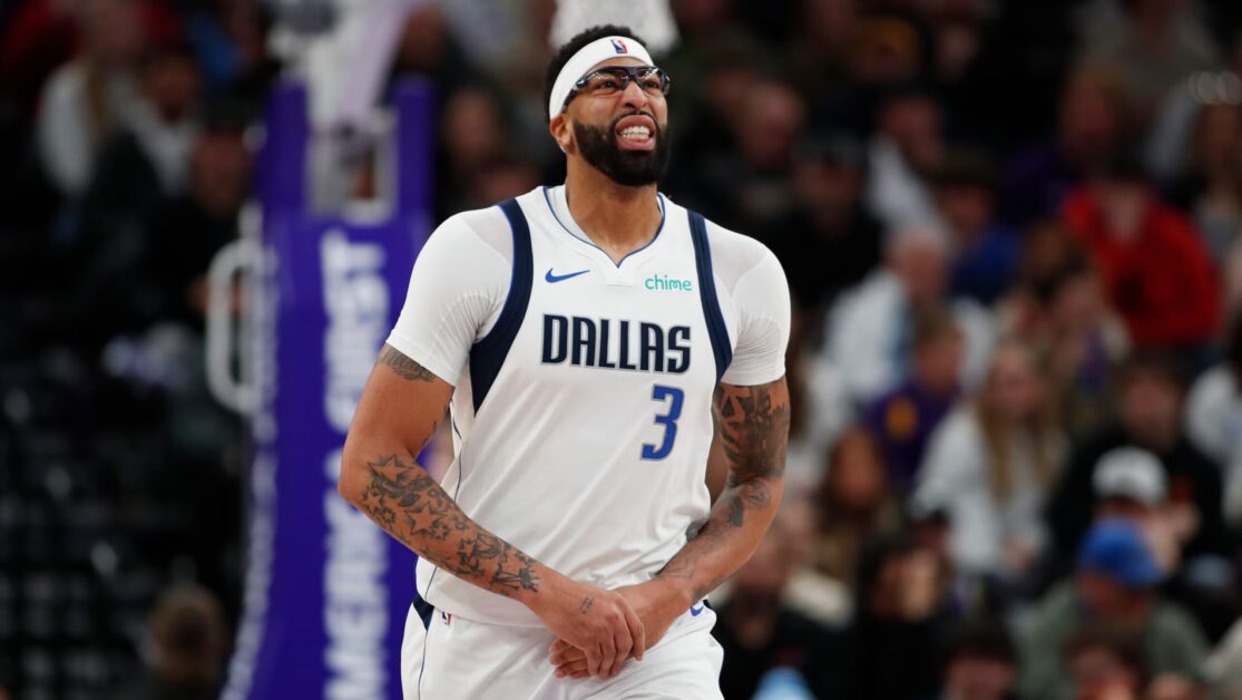Báo cáo: Mavs ‘Davis (tay) ra đi vô thời hạn All-Star 10 lần dính chấn thương trong trận thua của Dallas trước Utah vào thứ Năm.
