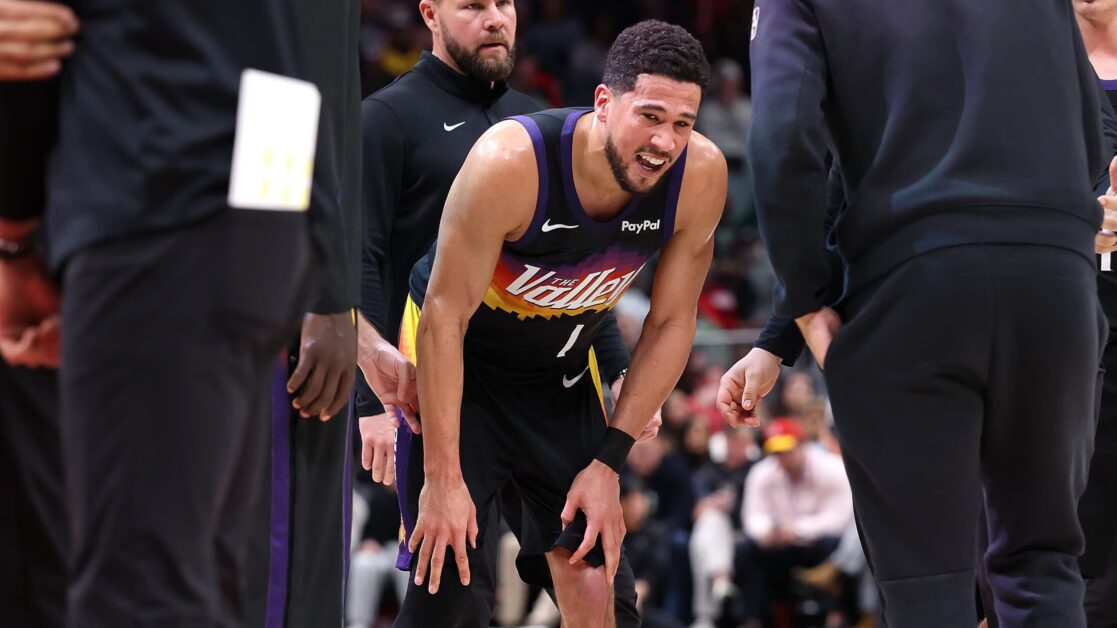 Booker phải rời sân vì chấn thương mắt cá so với HawksNgười bảo vệ All-Star được đưa ra sân trong hiệp 3 sau khi dẫm lên chân trung phong Hawks Oneyka Okongwu.