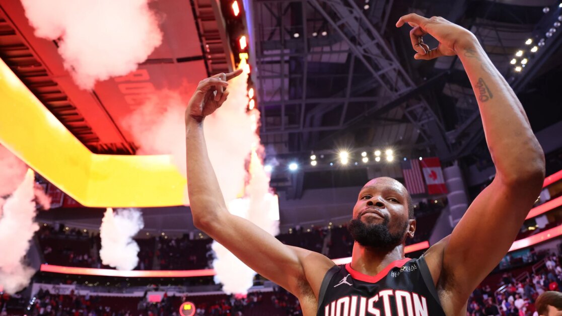 Durant: Người chiến thắng trong trò chơi so với Suns có ý nghĩa hơnKevin Durant cho biết việc thực hiện cú đánh chiến thắng vào thứ Hai trước Suns có ý nghĩa nhiều hơn bởi vì nó đã chống lại một đội đã từ bỏ anh ấy.