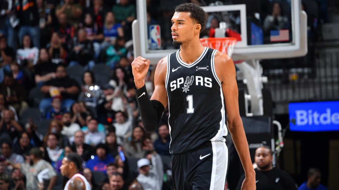 Wembanyama đang thi đấu, trong khi LeBron nghỉ ngơi. Cả hai cầu thủ ngôi sao đều được liệt vào danh sách nghi vấn khi tham gia trận đấu vào khung giờ vàng hôm thứ Tư trên ESPN.