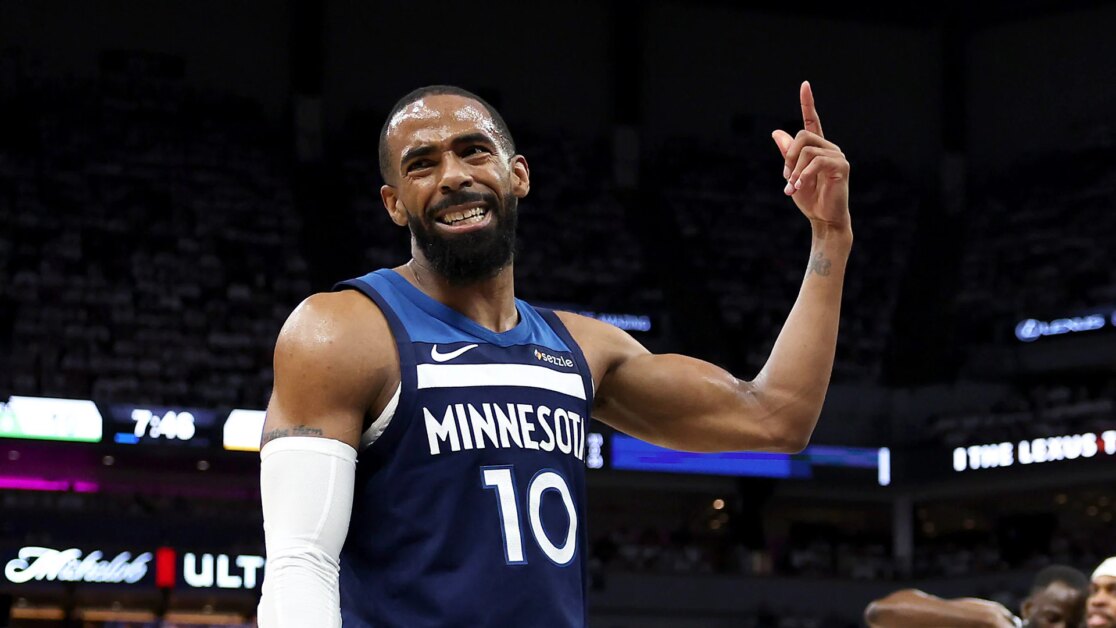 Wolves ký hợp đồng với Conley sau khi được Hornets từ bỏ Người bảo vệ quan điểm kỳ cựu quay trở lại Minnesota sau khi được giao dịch hai lần và được Charlotte từ bỏ.