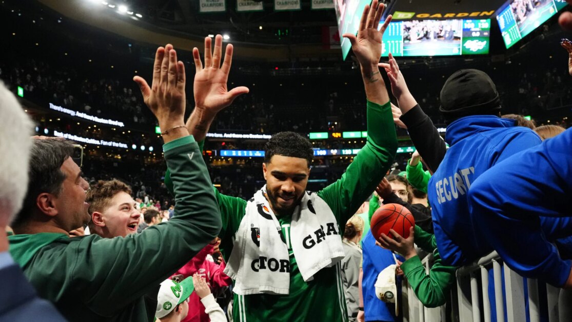 Tatum trở lại, thay đổi cán cân quyền lực ở miền Đông Sau 10 tháng, Jayson Tatum trở lại sàn đấu ở Boston, gia nhập một đội đã bất ngờ thăng tiến trong thời gian anh vắng mặt.