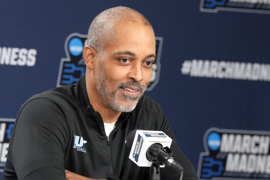 The Athletic: Cựu binh NBA Rod Strickland đang huấn luyện LIU là gì? Đang cố gắng gây sốc cho thế giới