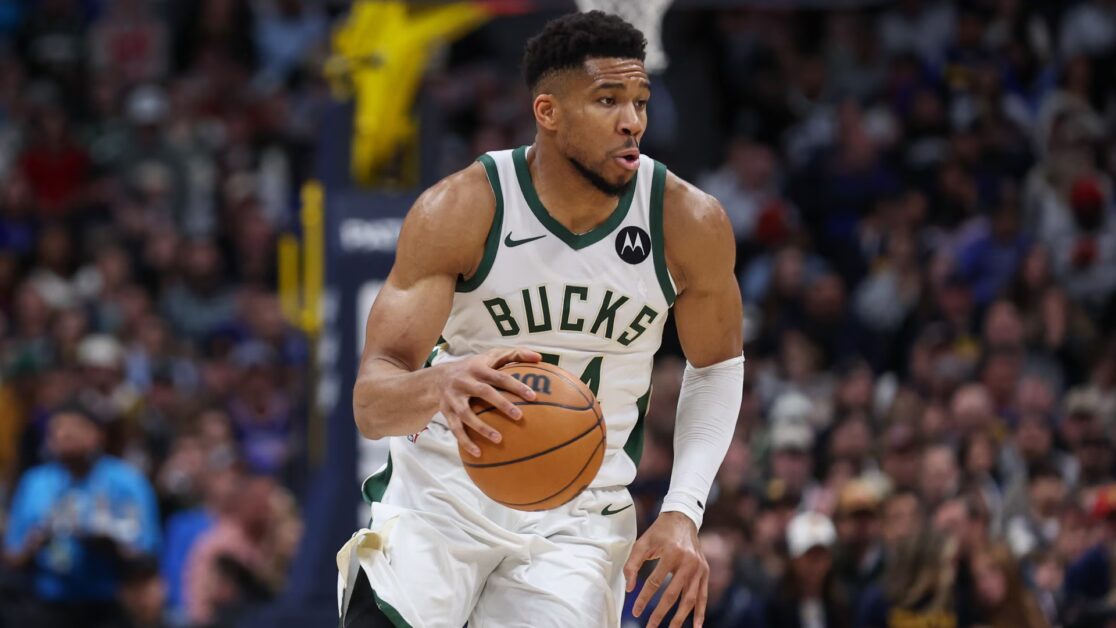 Giannis phải ngồi ngoài với đầu gối quá căng Antetokounmpo đã không thi đấu trong hiệp 4 của trận thắng hôm Chủ nhật sau khi tiếp đất lúng túng khi anh ấy chìm vào cuối hiệp 3.