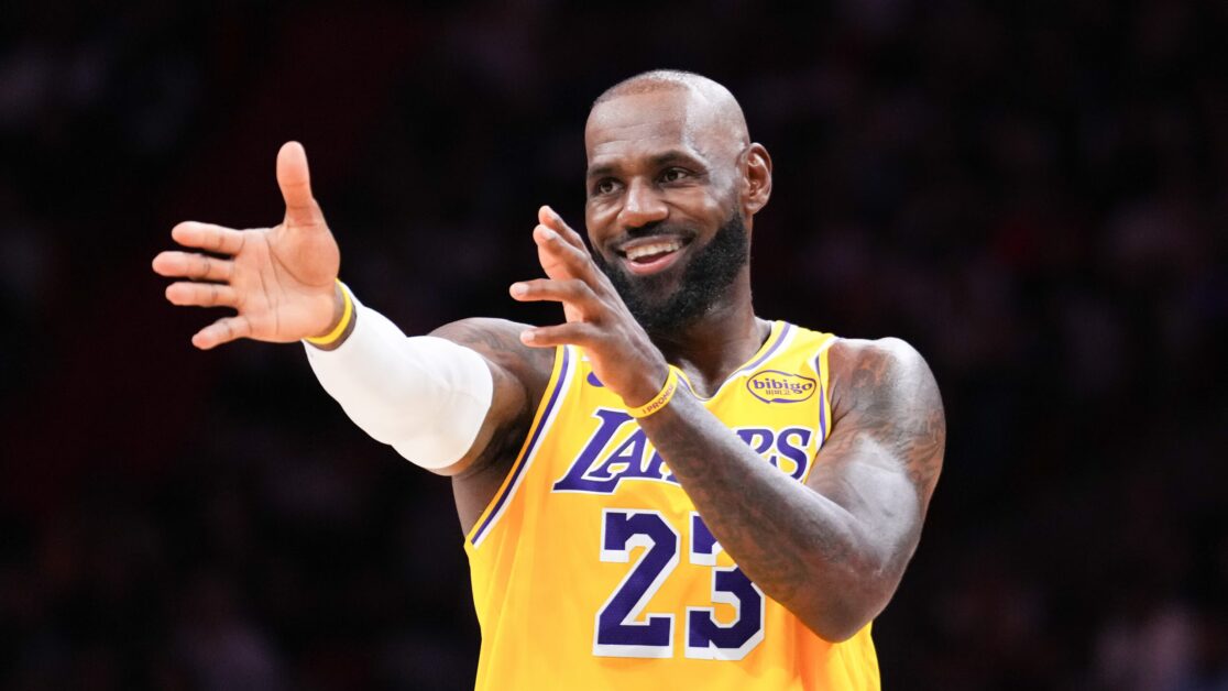 LeBron liên kết với Parish trong hầu hết các trận đấu thường lệ của mùa giải. Parish – người đã vào Đại sảnh Danh vọng năm 2003 – đã là người dẫn đầu hoàn toàn về số trận đấu trong sự nghiệp đã chơi kể từ ngày 6 tháng 4 năm 1996.