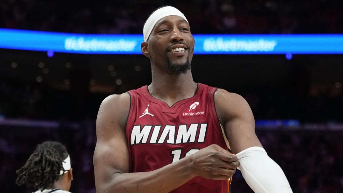 Bam Adebayo của Miami Heat được vinh danh là Nhà vô địch Công bằng Xã hội NBA 2025-26