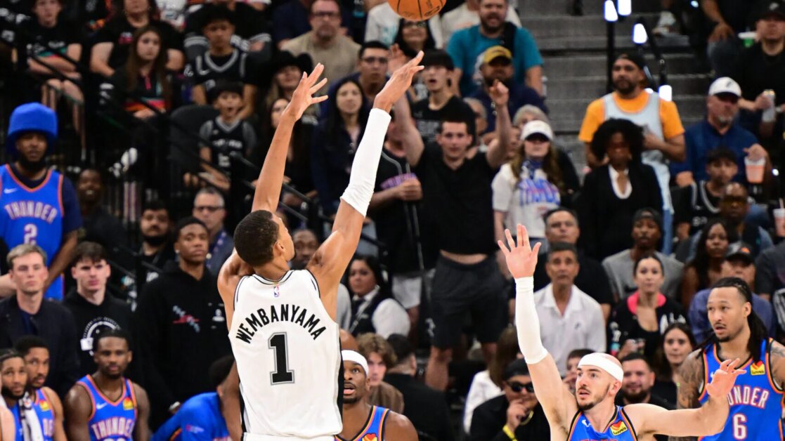 Cú đánh nửa sân của Victor Wembanyama tạo nên giai điệu cho Spurs