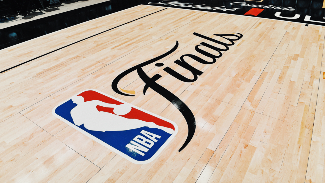 Donald Trump tham dự trận đấu NBA Finals ở New York để cổ vũ cho quê hương Knicks