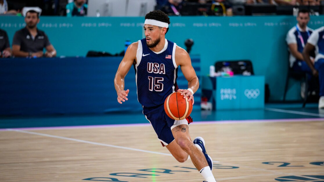 Booker vinh danh cha bằng việc thay đổi số áo Sau khi mặc áo số 1 trong 11 mùa giải NBA đầu tiên, Devin Booker sẽ mặc áo số 15 trong tương lai.