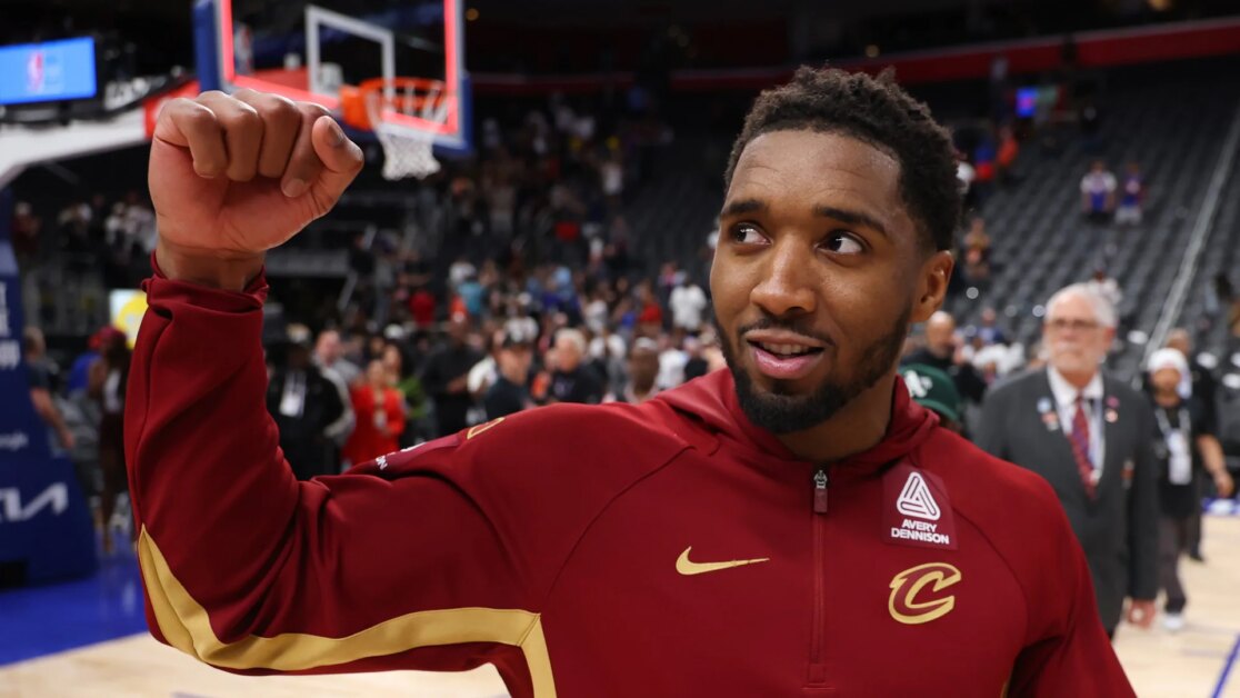 Mitchell đồng ý gia hạn 4 năm với CavsTrong mùa giải thứ chín, Mitchell đã dẫn dắt Cavaliers đến trận chung kết đại hội đầu tiên kể từ năm 2018. Anh ghi trung bình 26 điểm ở vòng loại trực tiếp.